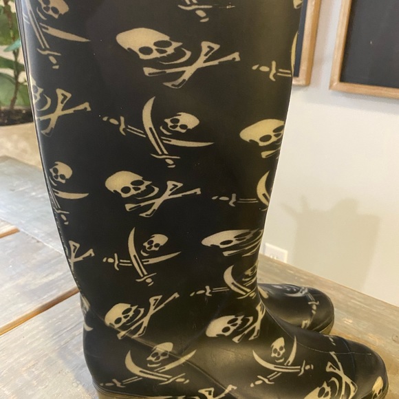Journey Collection Pirate Skulls Jelly Rain Boots Rainboots Womens 6 Black White - Picture 2 of 6